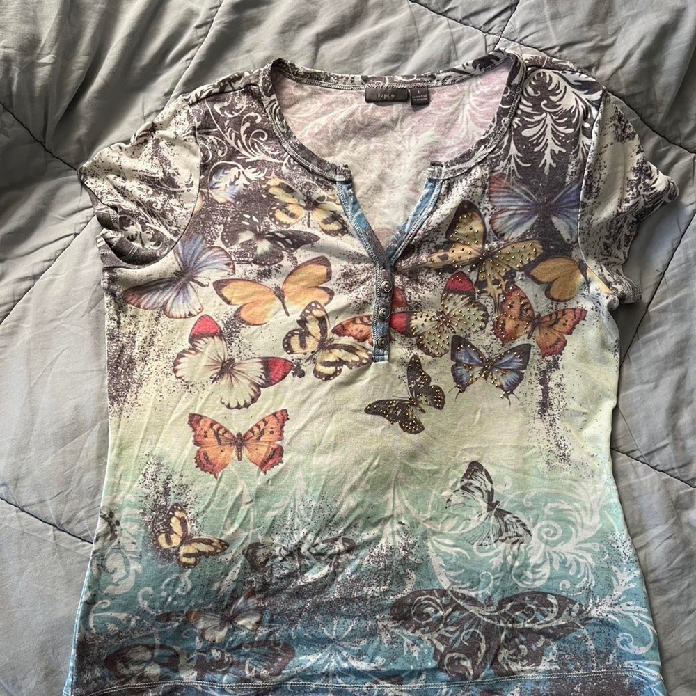 super cute y2k/whimsical butterfly top🦋 by apt.9 in a size large!